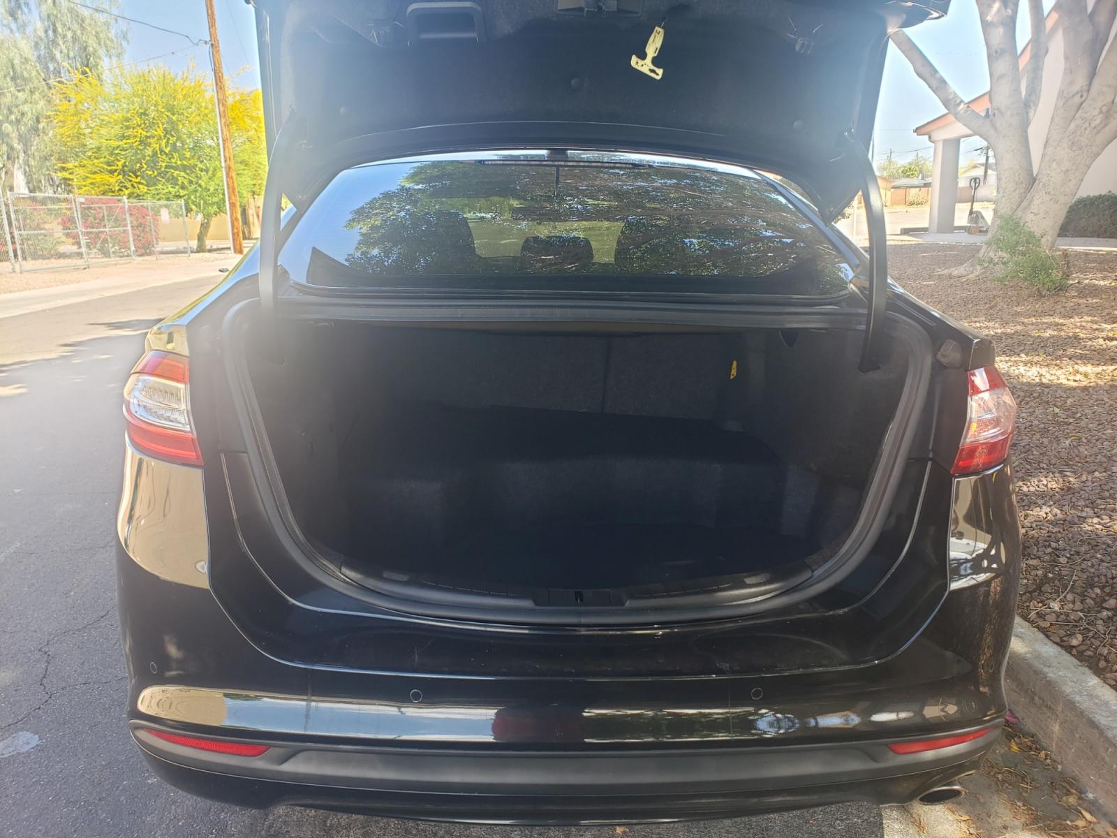 2014 /gray and black Ford Fusion Hybrid SE (3FA6P0LU3ER) with an 2.0L L4 DOHC 16V engine, 6-Speed Automatic Overdrive transmission, located at 323 E Dunlap Ave., Phoenix, AZ, 85020, (602) 331-9000, 33.567677, -112.069000 - 2014 Ford Fusion SE Hybrid......EXCELLENT condition,....ONLY 110K MILES!!!..... A Real Must See!!.... No accidents, Power everything, Touch screen Stereo/cd player, Phone sync, Bluetooth, Satellite compatible, Backup camera, Navigation, Ice cold ac, Clean Gray and Black interior with Black cloth sea - Photo #16